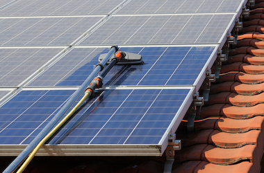 https://www.schoonmaak-offerte.be/wp-content/uploads/sites/21/2022/08/borstel-zonnepanelen-reinigen.jpg
