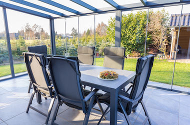 https://www.schoonmaak-offerte.be/wp-content/uploads/sites/21/2022/08/schoonmaak-veranda.jpg
