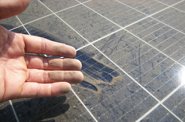 https://www.schoonmaak-offerte.be/wp-content/uploads/sites/21/2022/08/vuile-zonnepanelen.jpg
