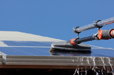 https://www.schoonmaak-offerte.be/wp-content/uploads/sites/21/2022/08/zonnepanelen-schoonmaken.jpg